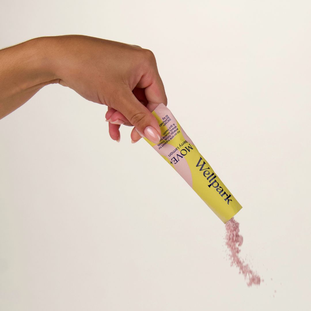 Hand emptying Wellpark MOVE+ Berry Lemon sachet