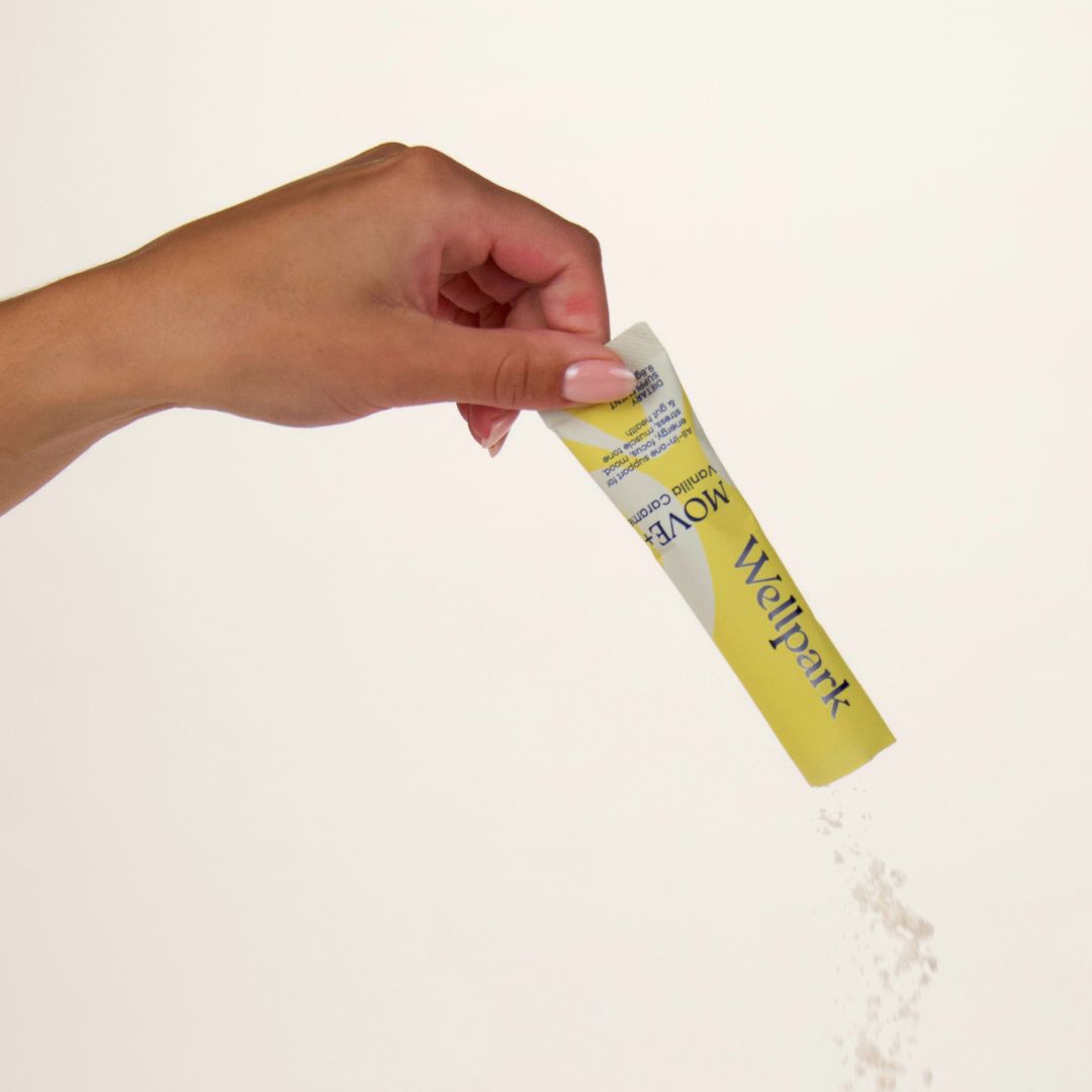 Hand emptying Wellpark MOVE+ Vanilla Caramel sachet
