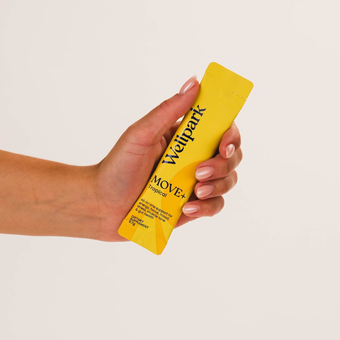 Hand holding Wellpark MOVE+ Tropical sachet